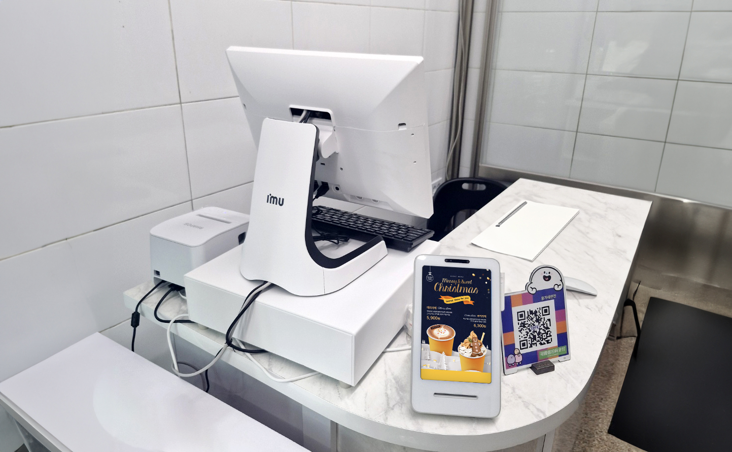 카페에 설치된 페이앤 윈도우 포스 후면 설치모습