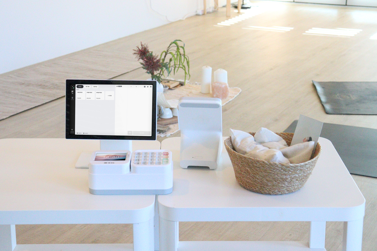 필라테스 및 요가샵에 설치된 페이앤포스. 회원권, 개인 레슨, 그룹 레슨으로 메뉴 분류. 회원권 탭 선택-1개월, 3개월, 6개월 별 결제 금액 상이