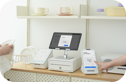 소품샵에 설치된 토스 태블릿 포스_고객이 직접 결제하는 모습